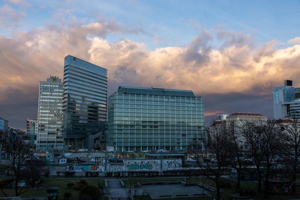 Comment développer une exposition de peintures interactives basées sur des poèmes célébres?